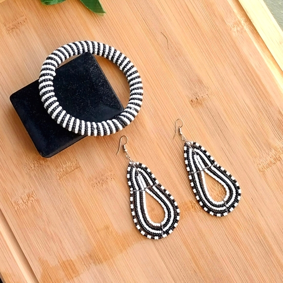 2PC Beautiful Kenyan Maasai Beaded Bracelet and Earrings Set - Picture 5 of 12